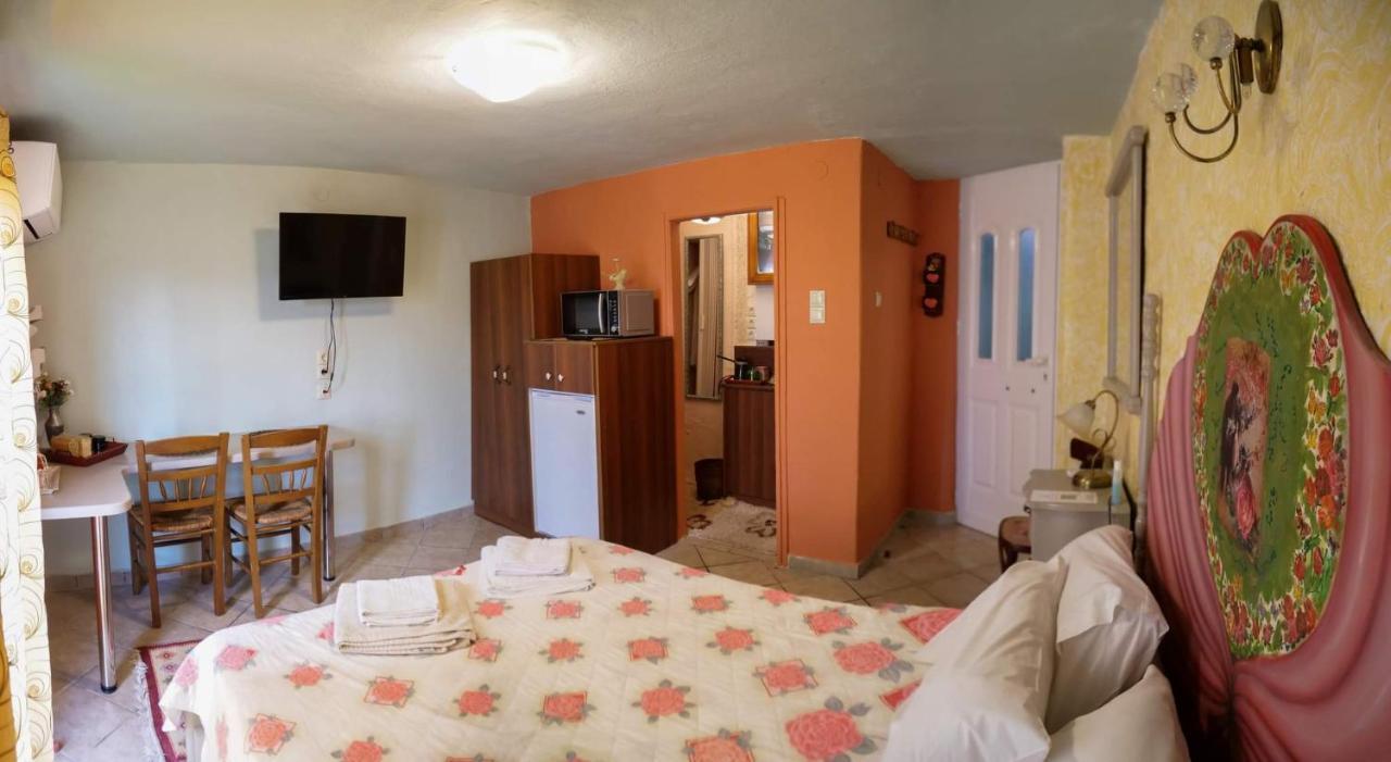 Hotel Η Φωλιτσα Karpenísion Zewnętrze zdjęcie