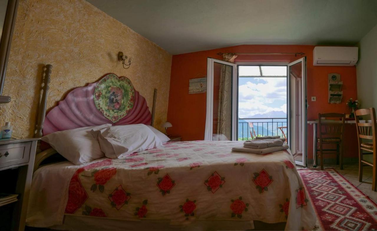 Hotel Η Φωλιτσα Karpenísion Zewnętrze zdjęcie